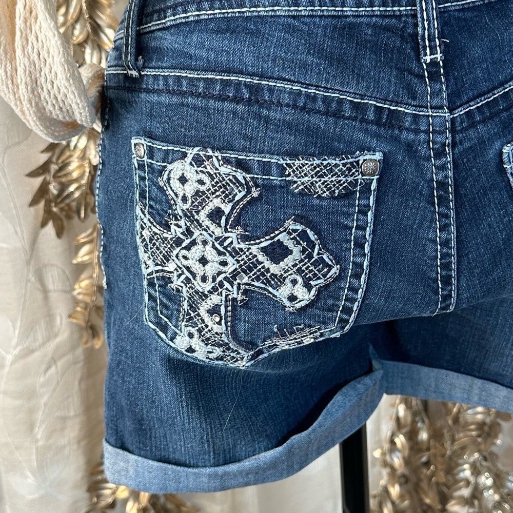 Women's‎ Denim Shorts with Embroidered Pockets - Picture 9 of 11